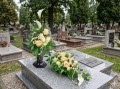 komplet na cmentarz stroik i bukiet na grób róże kalie tulipany kolory kremowy biały na grobie