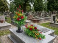 komplet na cmentarz stroik i bukiet na grób tulipany róże kolory czerwony żółty pomarańczowy na grobie