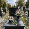 komplet na cmentarz stroik i bukiet na grób tulipany róże krokusy kolory lilaróż lawendowy fioletowy na grobie