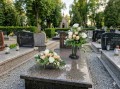komplet na cmentarz stroik i bukiet na grób róże piwonie kolory biały łososiowy na grobie