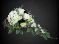 kompozycja stroik na cmentarz grób hortensja tulipany róże kolory biały czarny limonka czarne tło