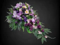 kompozycja stroik na cmentarz grób hortensja tulipany krokusy kolory fiolet lila-róż różowy czarne tło