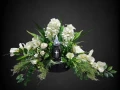 kompozycja stroik na cmentarz grób ze zniczem led hiacynty gladiola róże kolor biały czarne tło