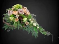 kompozycja stroik na cmentarz grób hortensja róże tulipany margaretki piwonie kolory cappuccino łososiowy zielony czarne tło