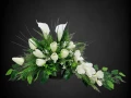 kompozycja stroik na cmentarz grób kalie tulipany gladiola kolory biały kremowy czarne tło