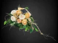 kompozycja stroik na cmentarz grób róże piwonie kolory herbaciany kremowy czarne tło