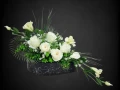 kompozycja stroik łezka na cmentarz grób róże eustoma kolory biały kremowy czarne tło