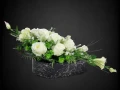kompozycja stroik na cmentarz grób róże eustoma kolory biały kremowy czarne tło