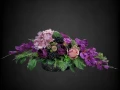 kompozycja stroik na cmentarz grób hortensja róże piwonie gladiola kolory śliwkowy fioletowy lilaróż czarne tło