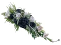 kompozycja stroik na cmentarz grób chryzantemy hortensja róże eustoma wrzos kolory czarny szary czarne tło