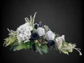 kompozycja stroik na cmentarz grób chryzantema róże eustoma kolory czarny szary srebrny czarne tło