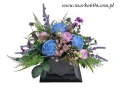 kompozycja stroik wiązanka na cmentarz grób pomnik róże groszek lawenda kolory niebieski lawendowy fioletowy