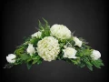 kompozycja stroik wiązanka na cmentarz grób pomnik chryzantemy róże kolory biały kremowy czarne tło