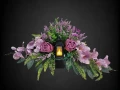 kompozycja stroik wiązanka na cmentarz z latarenką led na grób pomnik róże wrzosy gladiola kolor fiolet lawendowy czarne tło