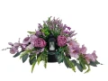 kompozycja stroik wiązanka na cmentarz z latarenką led na grób pomnik róże wrzosy gladiola kolor fiolet lawendowy front