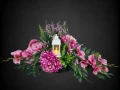 kompozycja stroik wiązanka na cmentarz grób pomnik z latarenką led chryzantemy gladiola wrzosy kolory fioletowy różowy amarantowy czarne tło
