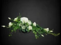 kompozycja stroik wiązanka na cmentarz grób pomnik chryzantema róże eustona kolory biały kremowy czarne tło